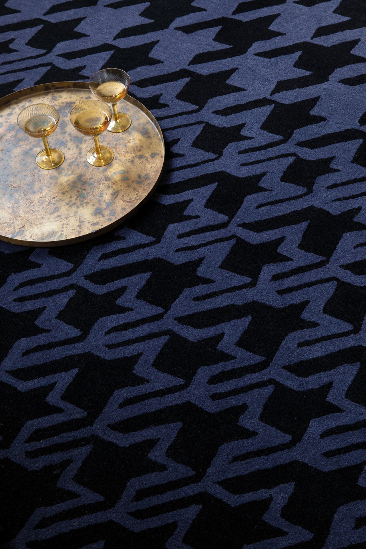 HOUNDSTOOTH marineblauer Hahnentritt-Teppich