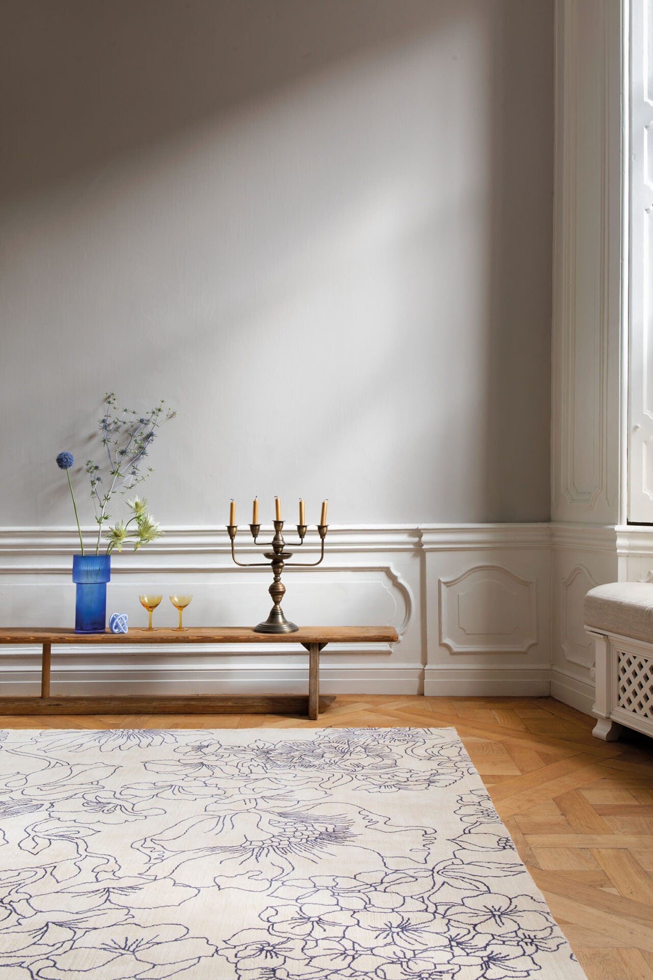 LINEAR FLORAL BLUE cremefarbener Teppich