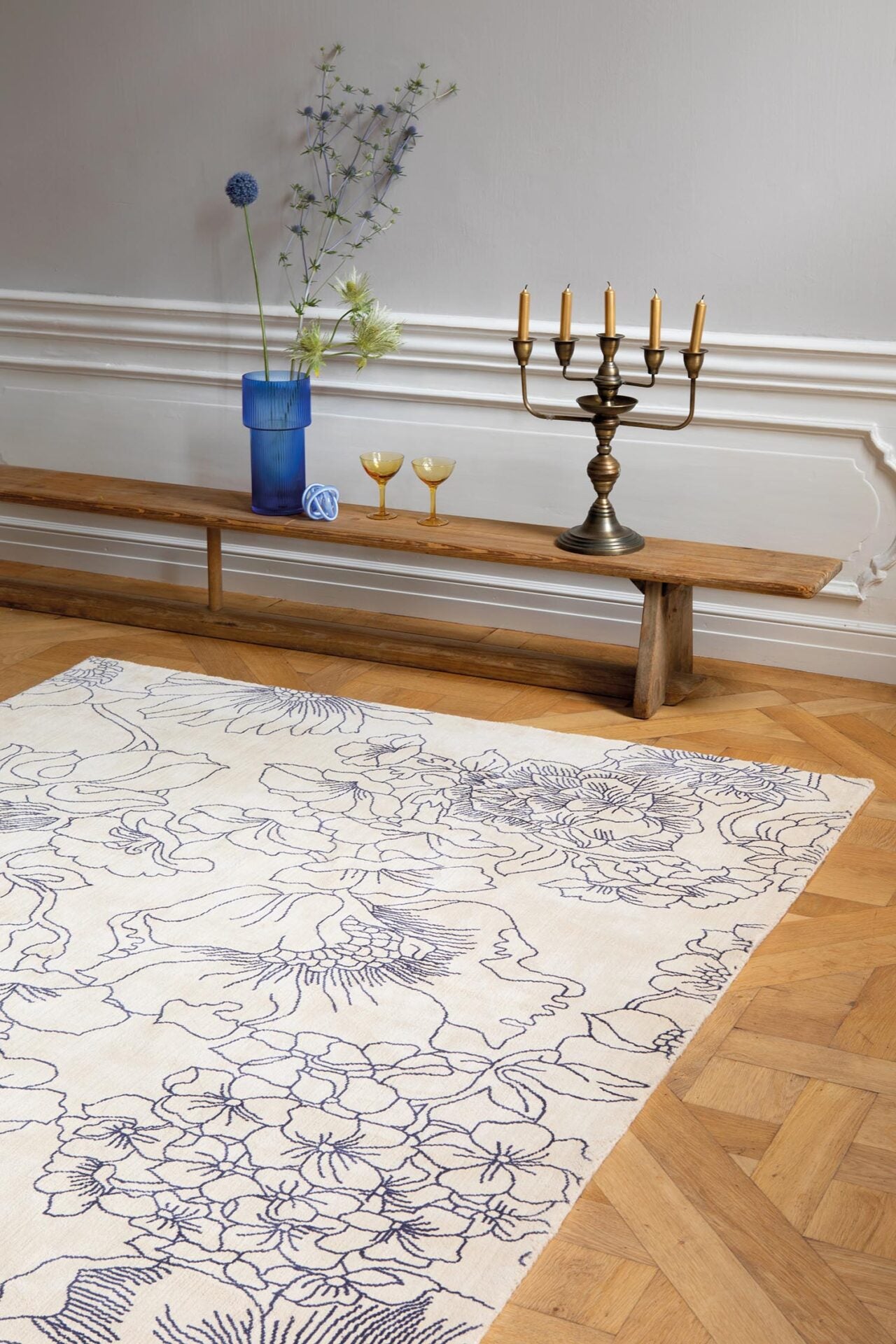 LINEAR FLORAL BLUE cremefarbener Teppich