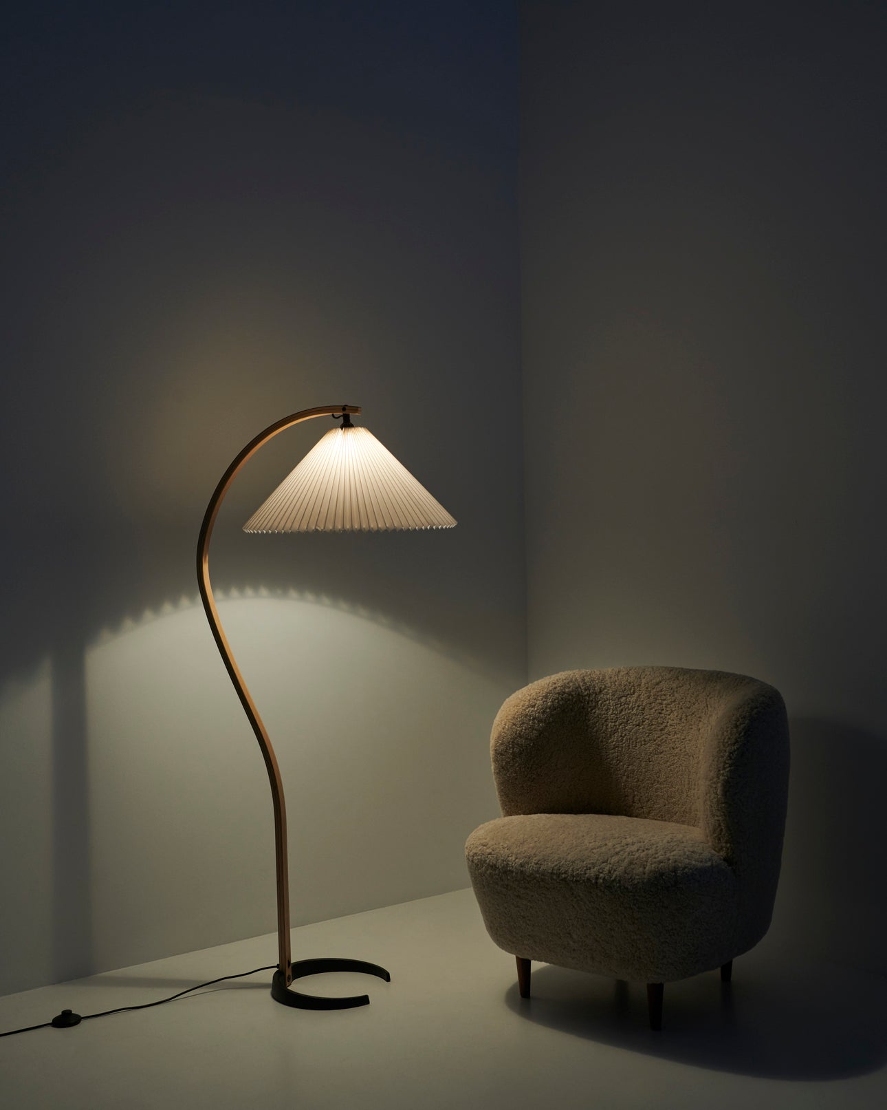TIMBERLINE oak wood reading floor lamp with white shade