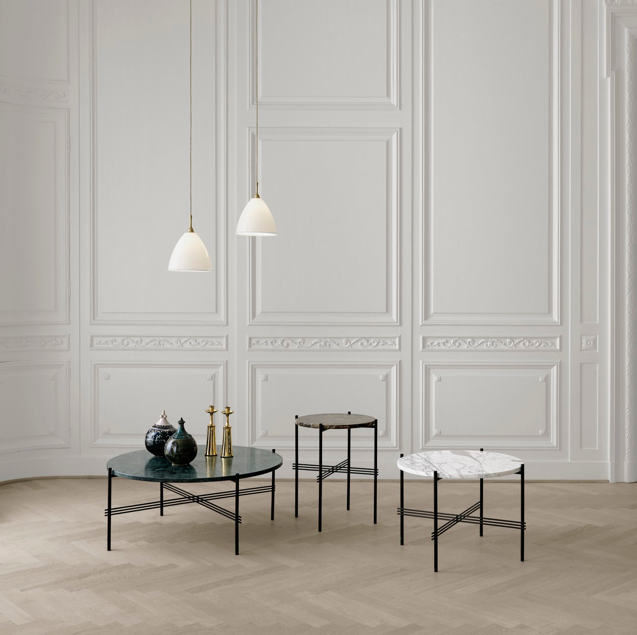 Runder Couchtisch TS aus sandfarbenem Travertin mit goldenem Gestell