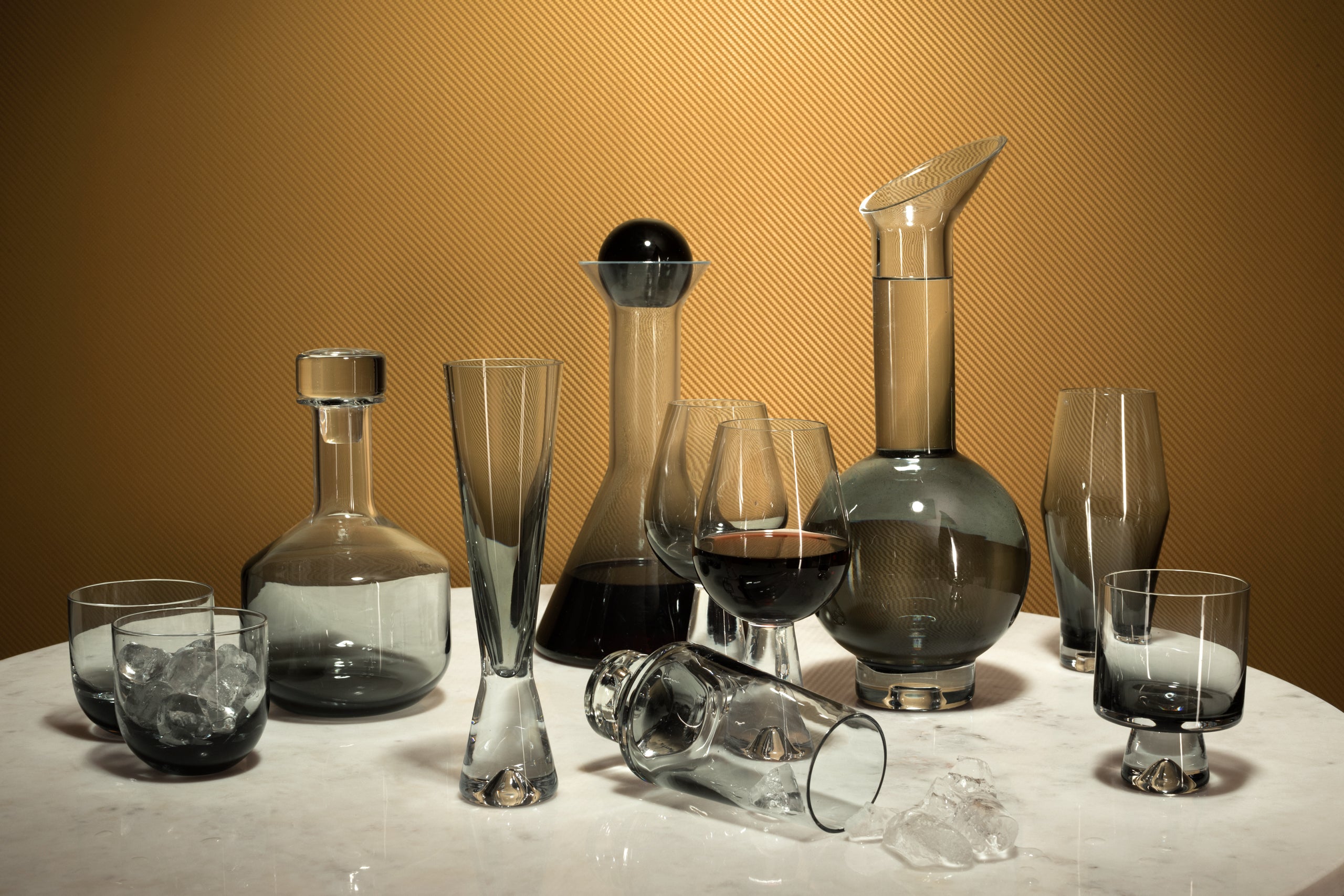 Tank decanter black glass