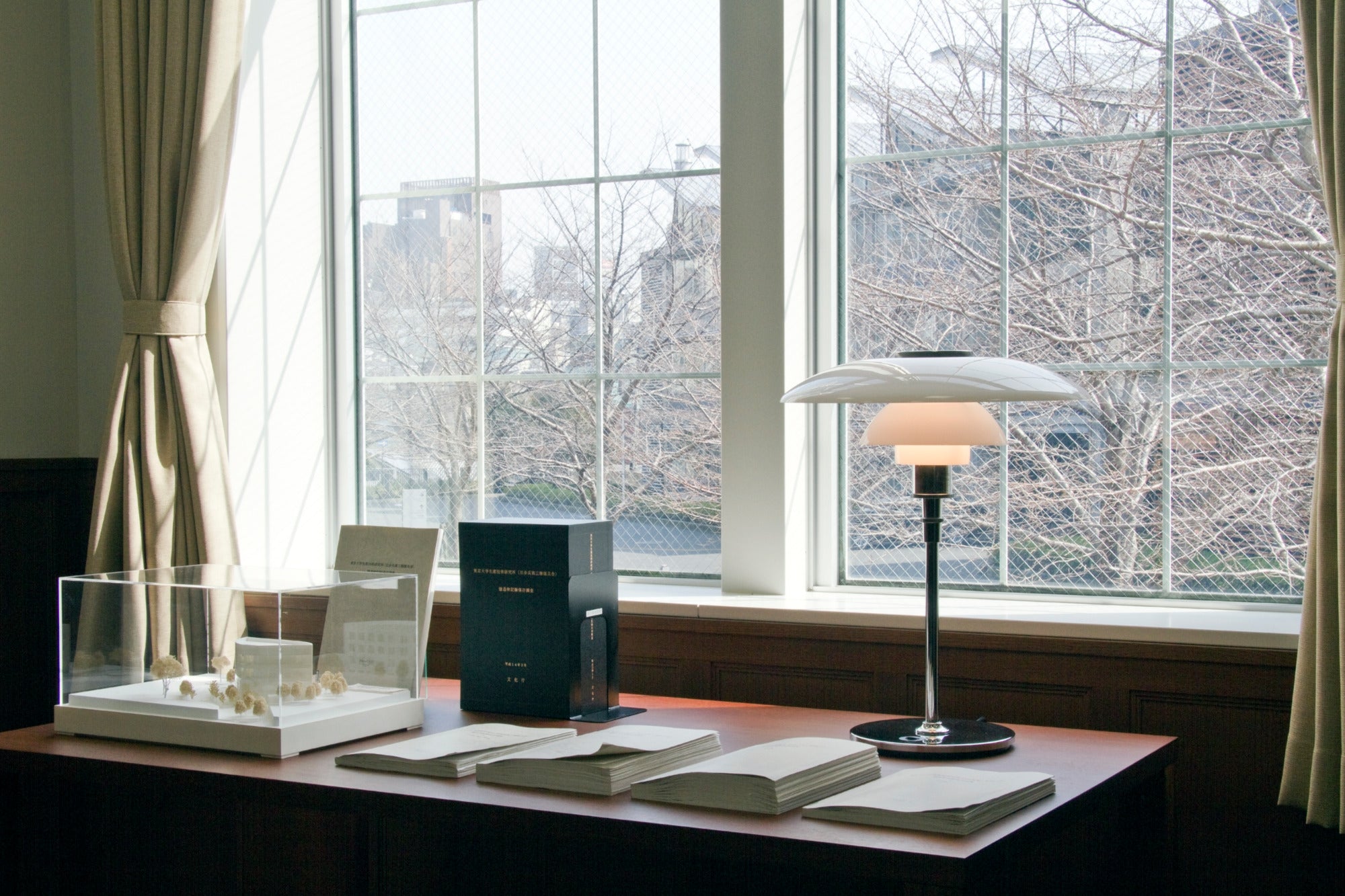 Tischlampe PH 4½-3½ weiß mit verchromtem Fuß