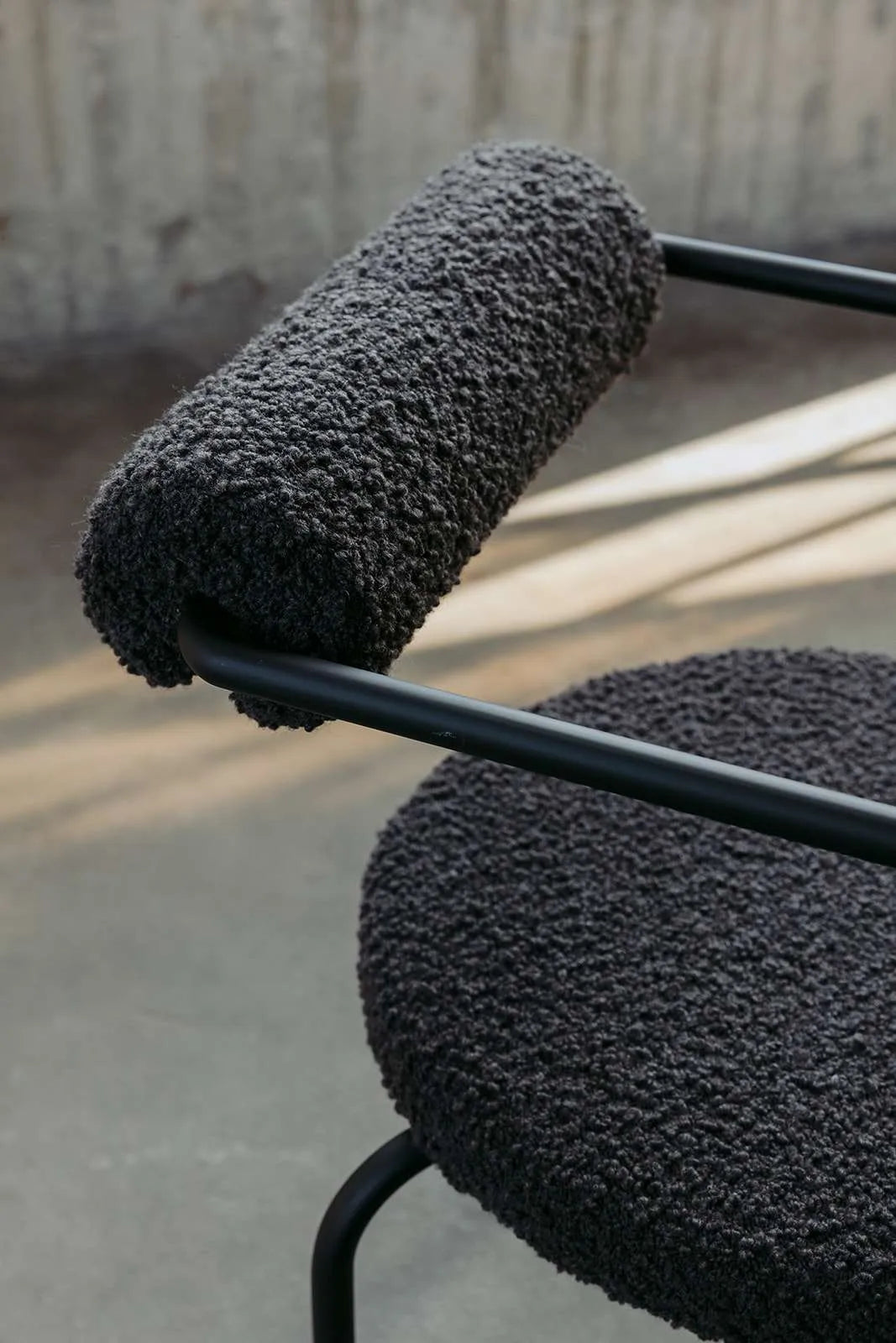 SAGE Polsterstuhl mit Armlehnen und Metallbasis