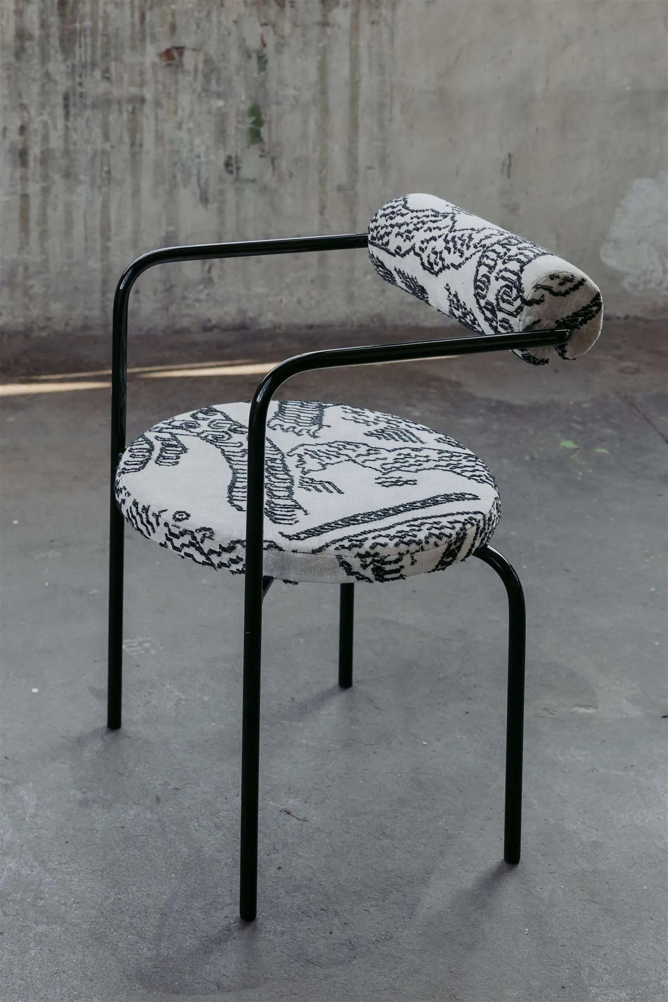 SAGE Polsterstuhl mit Armlehnen und Metallbasis