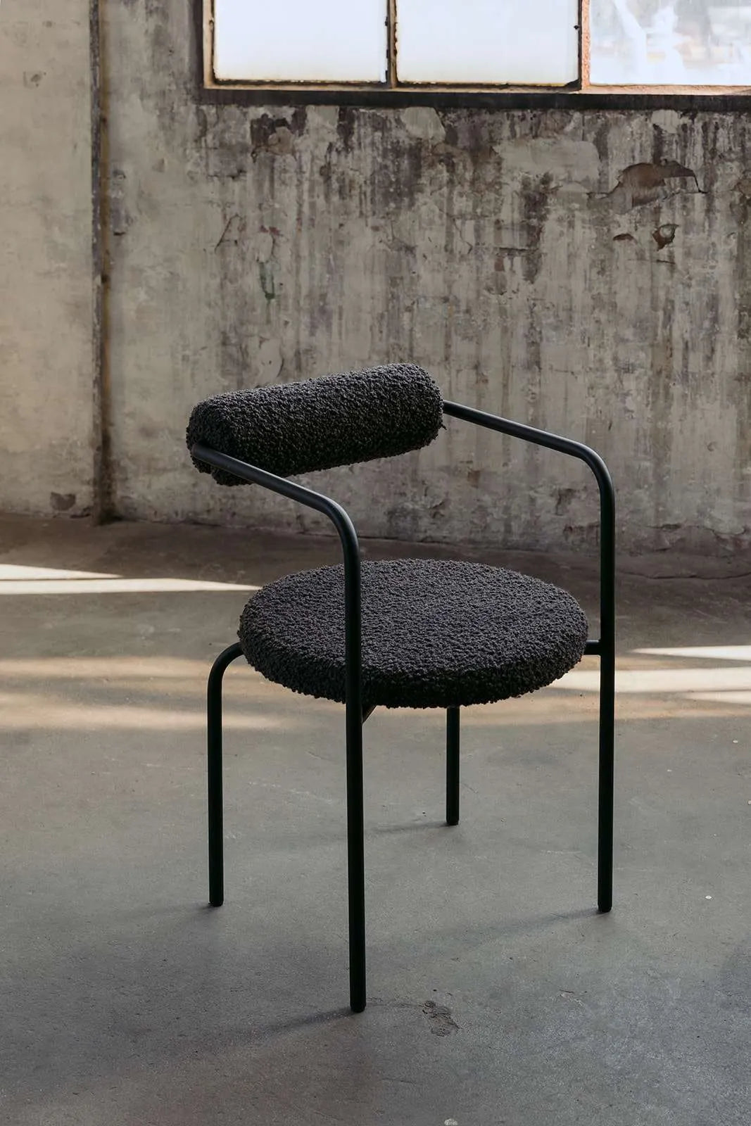 SAGE Polsterstuhl mit Armlehnen und Metallbasis