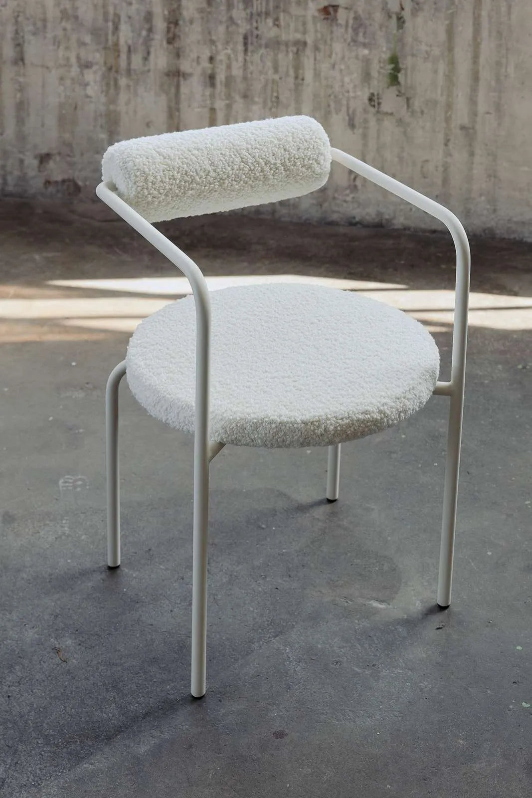 SAGE Polsterstuhl mit Armlehnen und Metallbasis