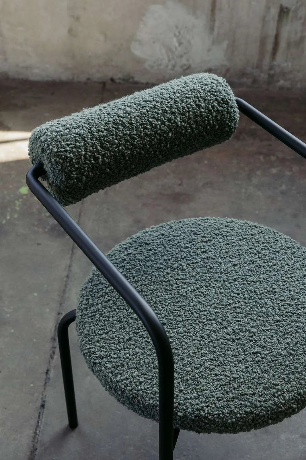 SAGE Polsterstuhl mit Armlehnen und Metallbasis