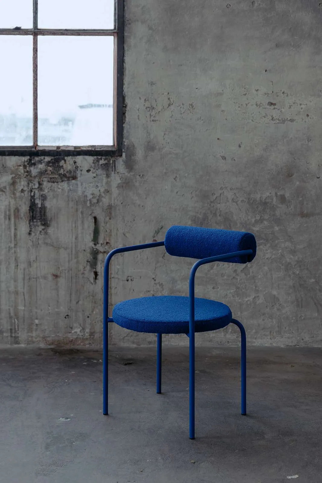 SAGE Polsterstuhl mit Armlehnen und Metallbasis