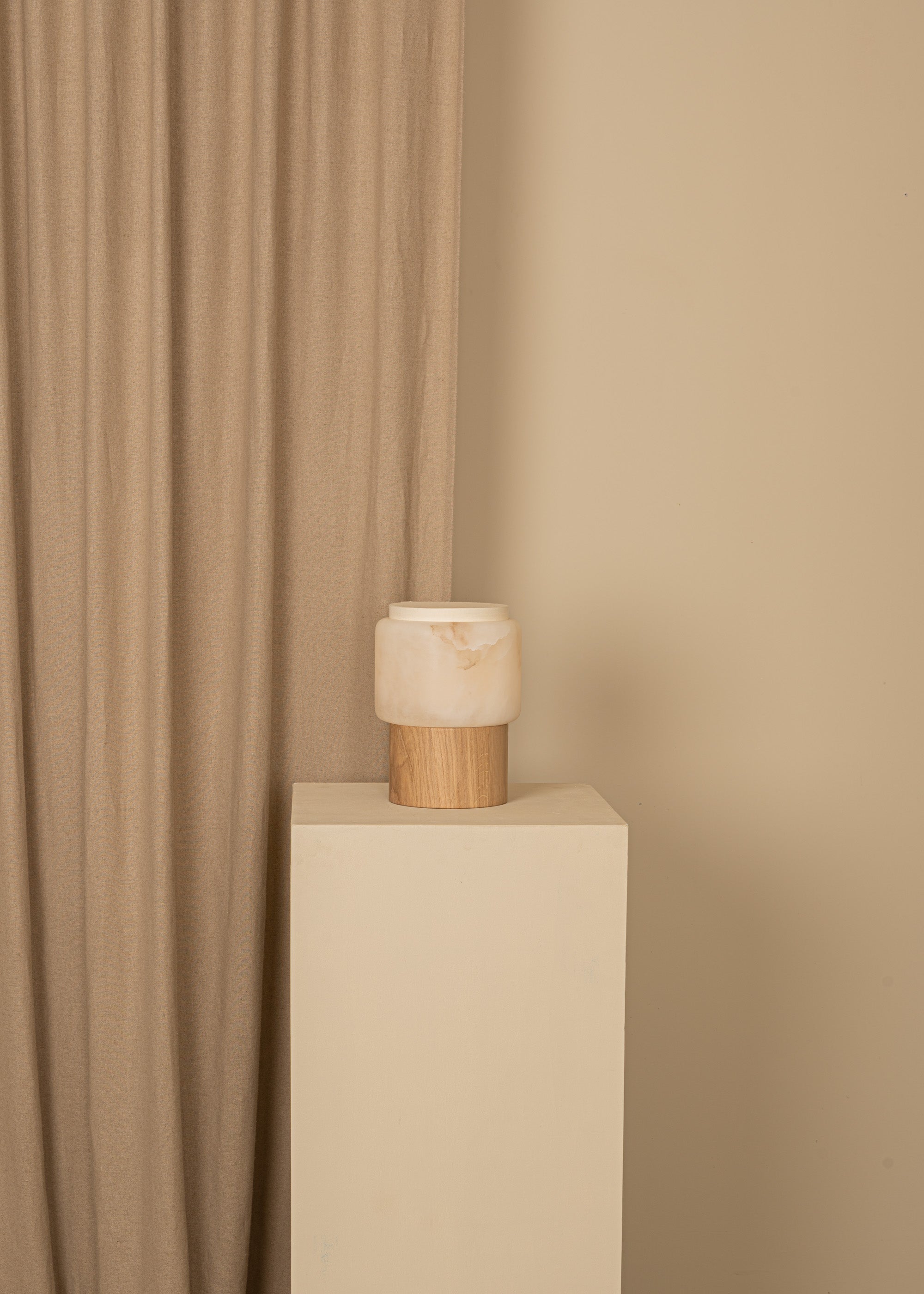 Tragbare Lampe LANTERNO weißer Alabaster mit Holzfuß