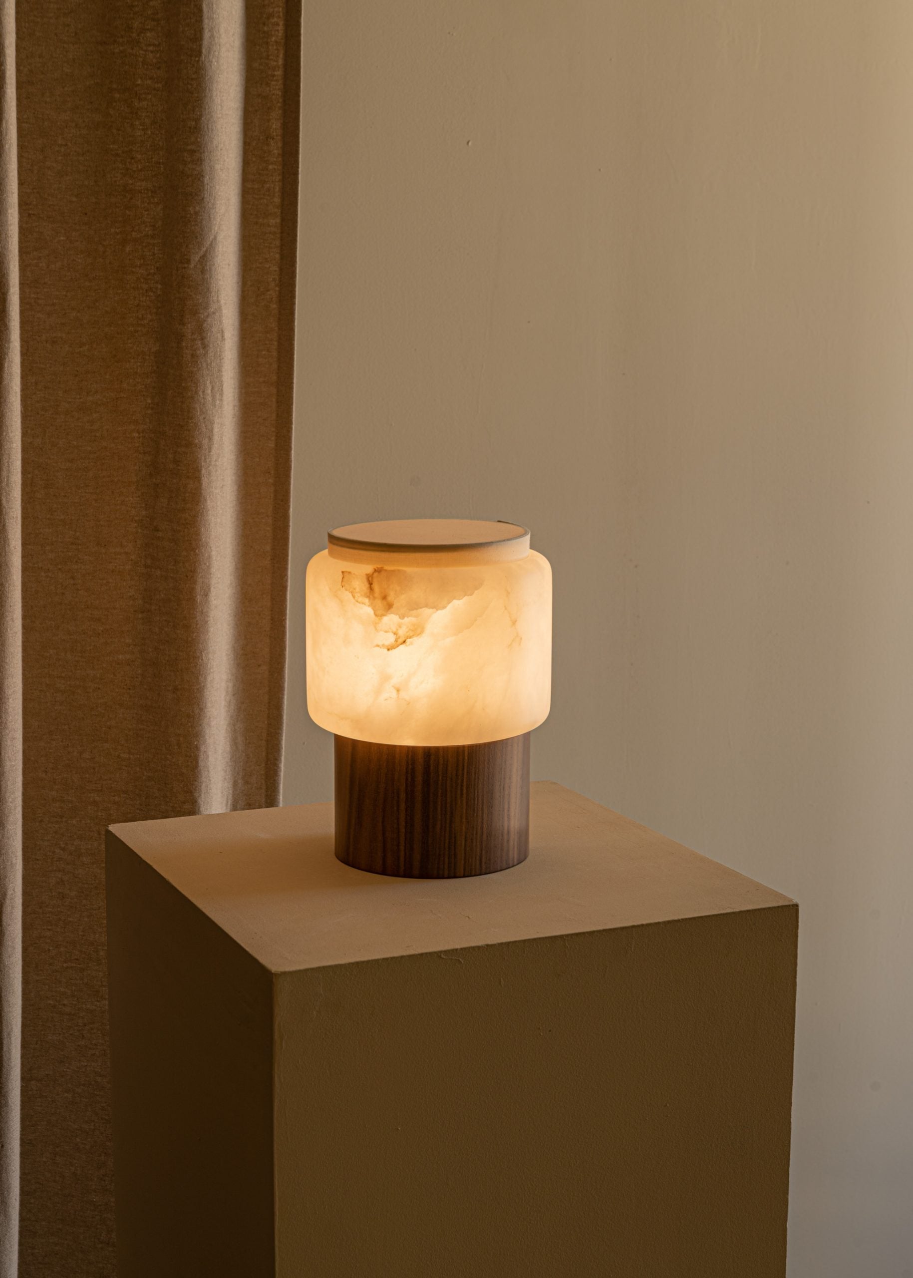 Tragbare Lampe LANTERNO weißer Alabaster mit Holzfuß