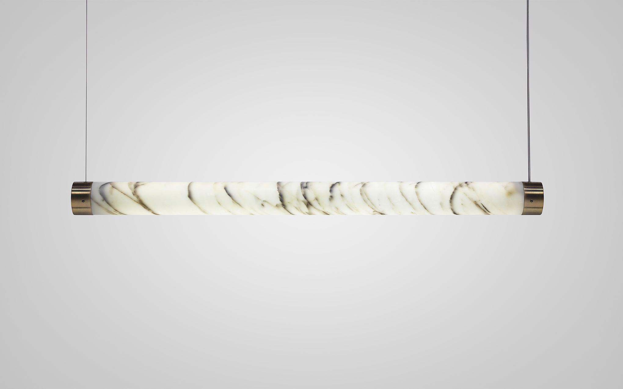 Pendelleuchte TUBE aus Marmor mit messingfarbener Oberfläche