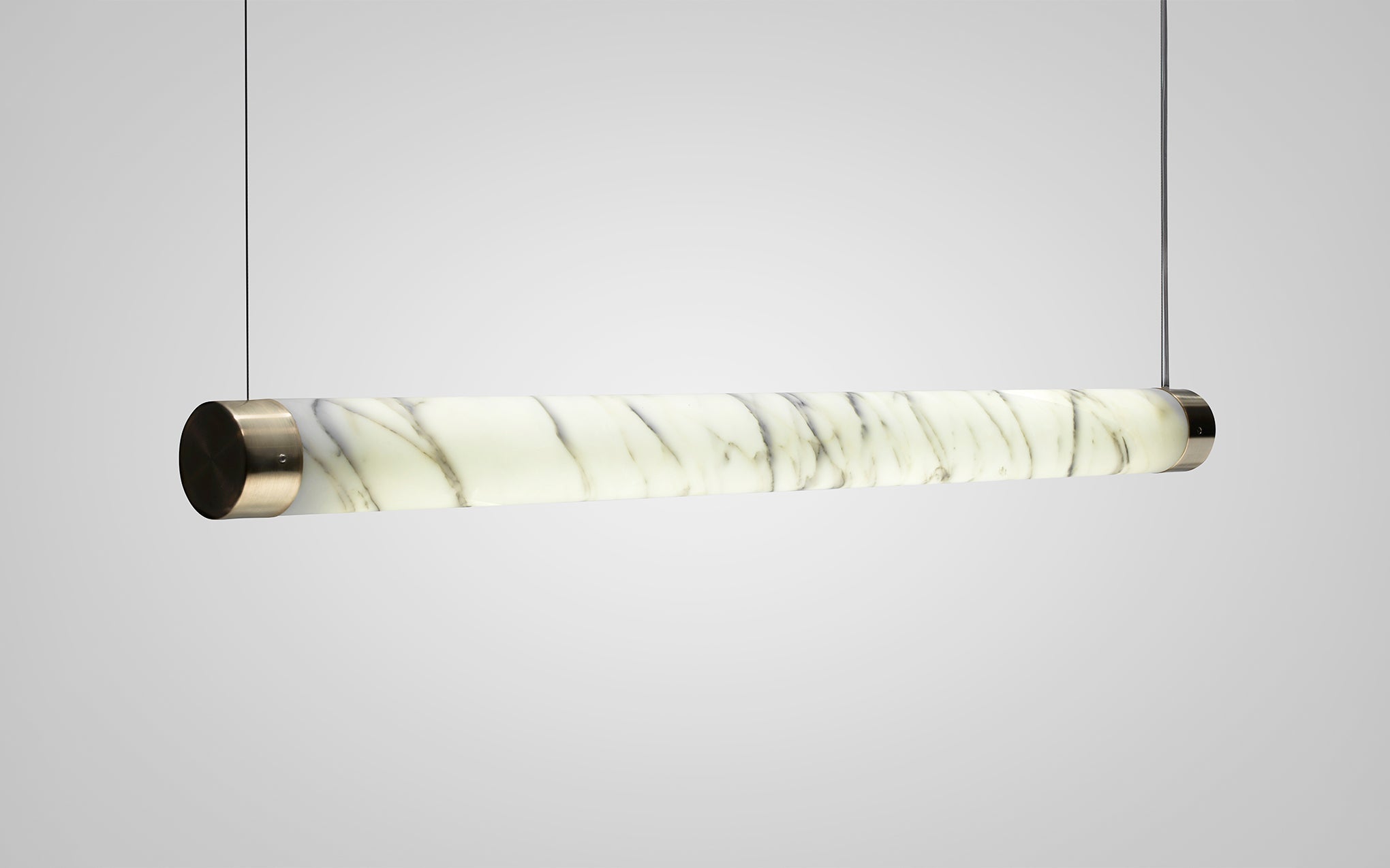 Pendelleuchte TUBE aus Marmor mit messingfarbener Oberfläche