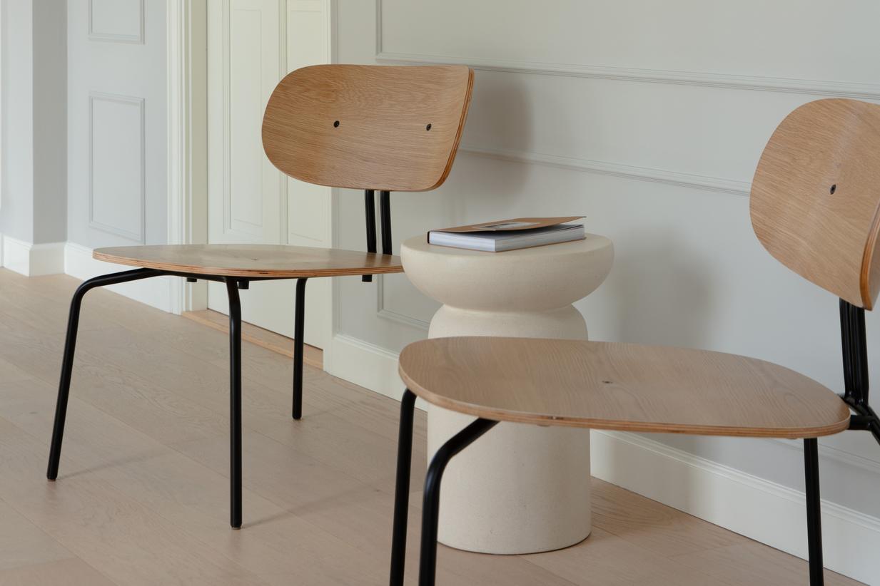 Curious cinious armchair with a golden base