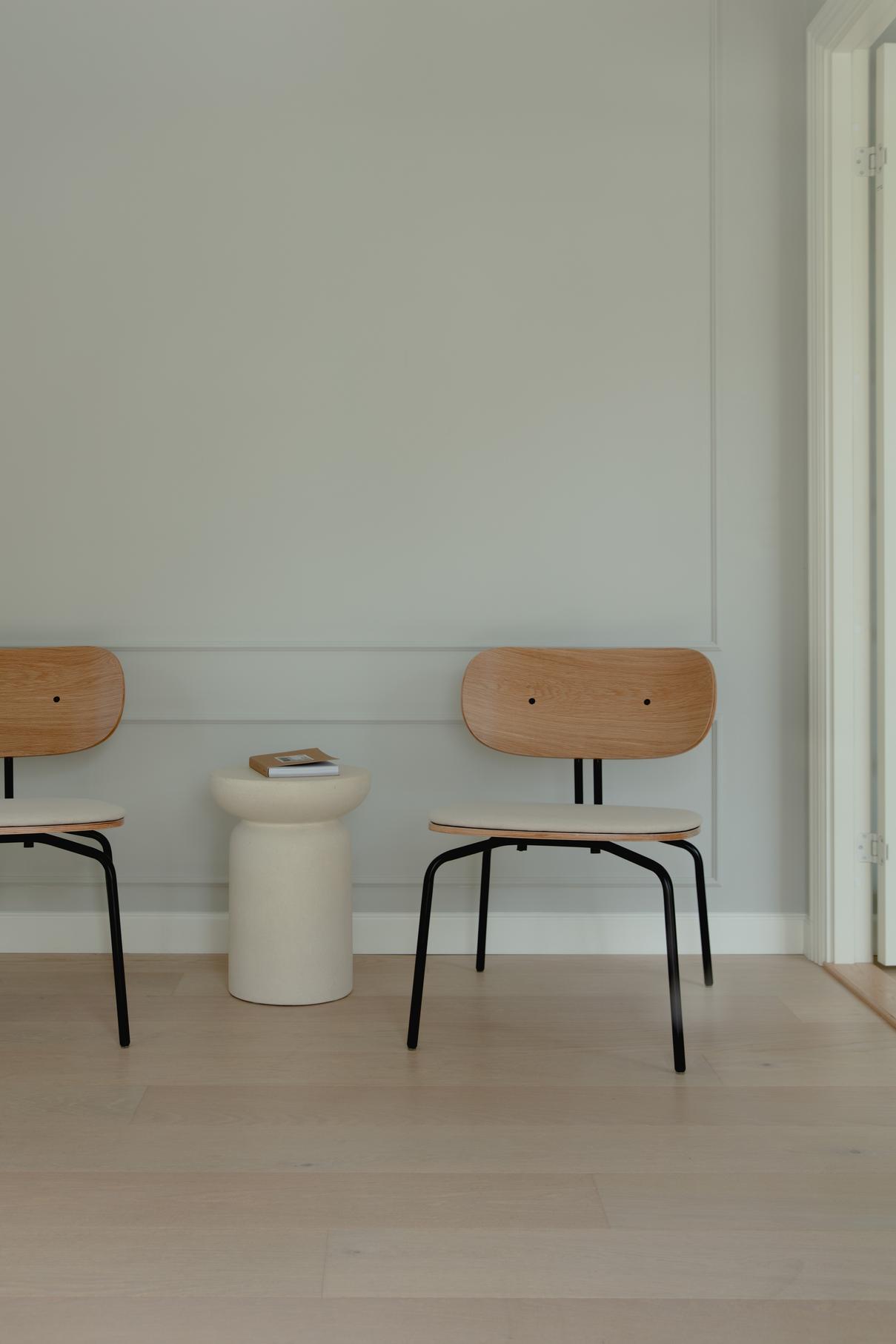 Curious cinious armchair with a golden base