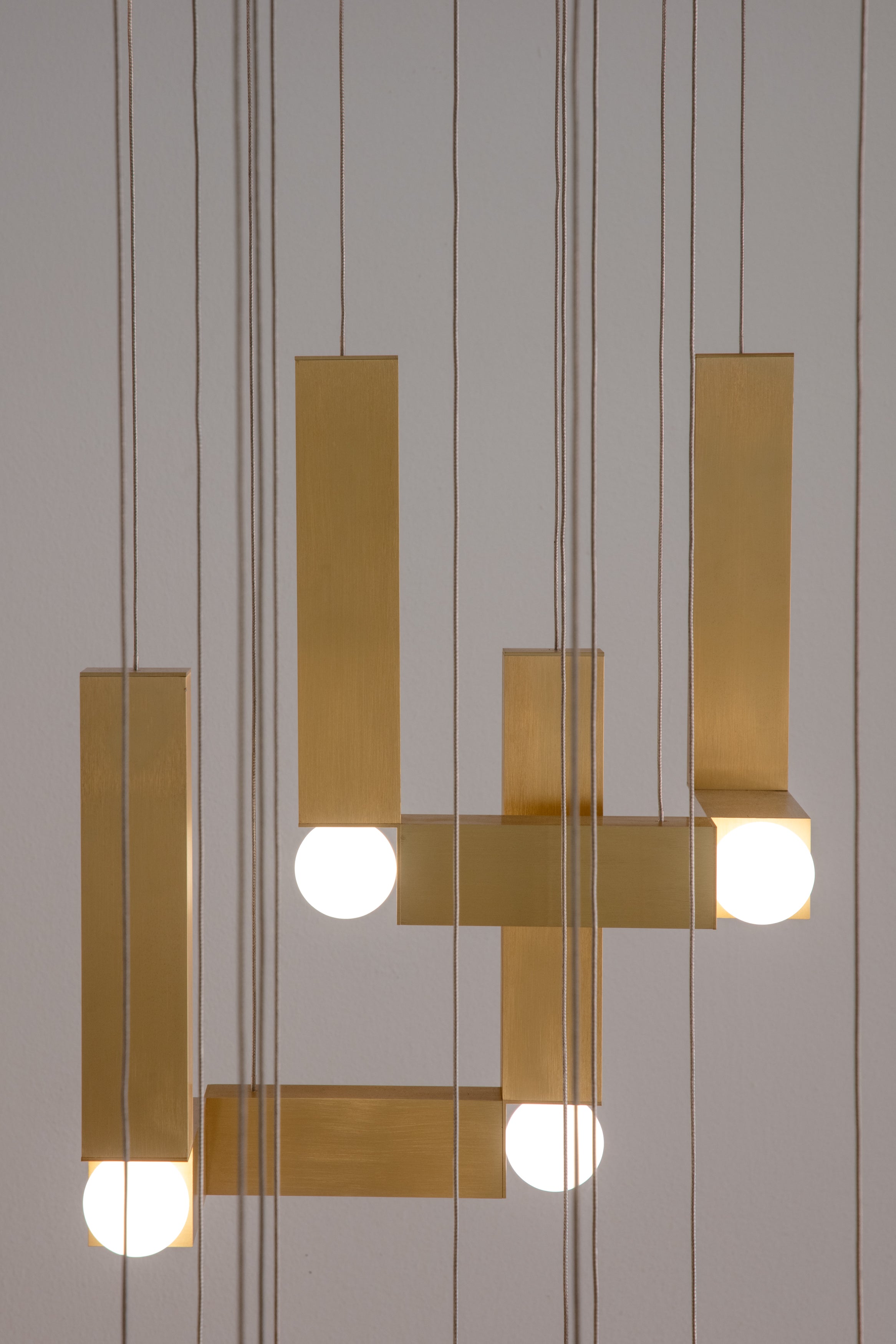 Pendelleuchte VESPER DUO mit opalisiertem Schirm und goldener Veredelung