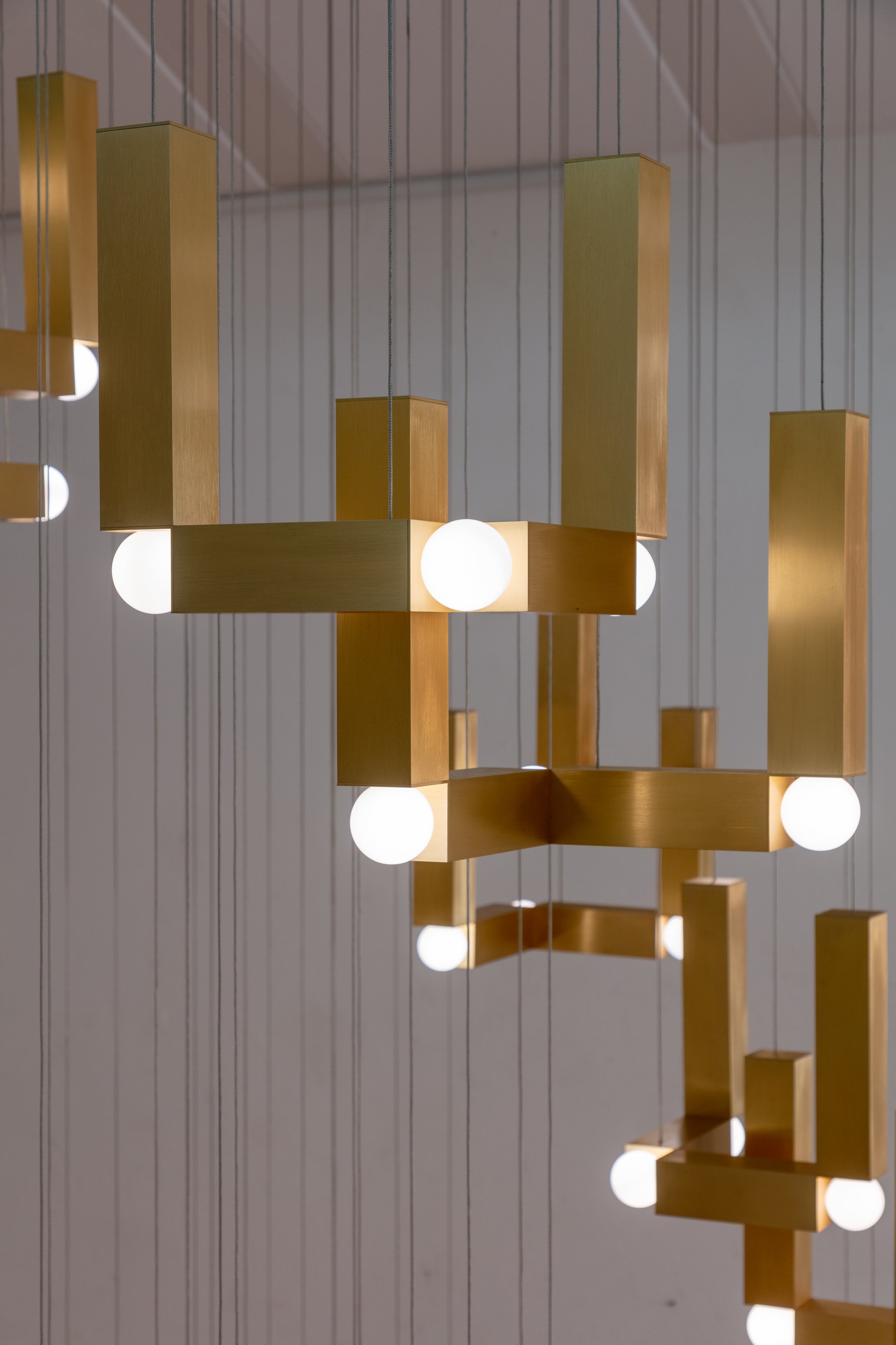 Pendelleuchte VESPER DUO mit opalisiertem Schirm und goldener Veredelung