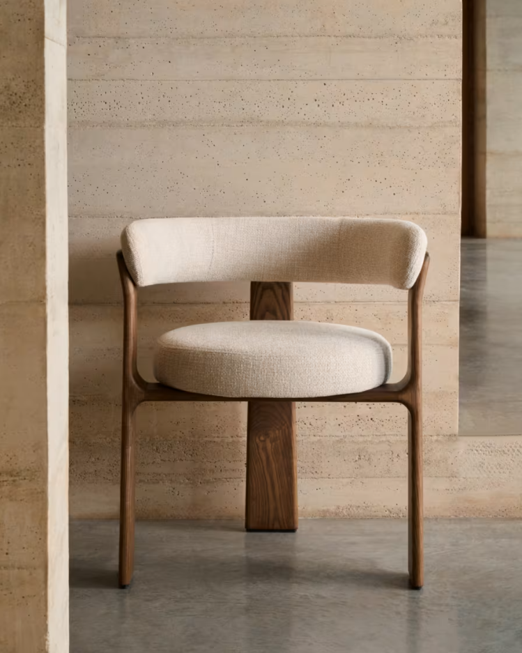 Chair with armrests granite beige szenil with a dark wooden base