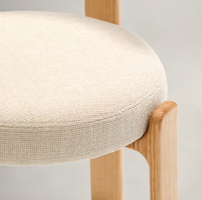 Chair with armrests Granite beige szenil with a wooden base