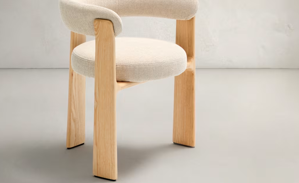 Chair with armrests Granite beige szenil with a wooden base