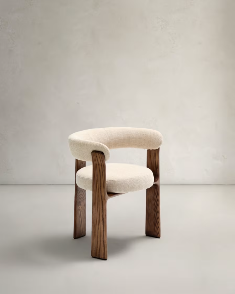 Chair with armrests granite beige szenil with a dark wooden base