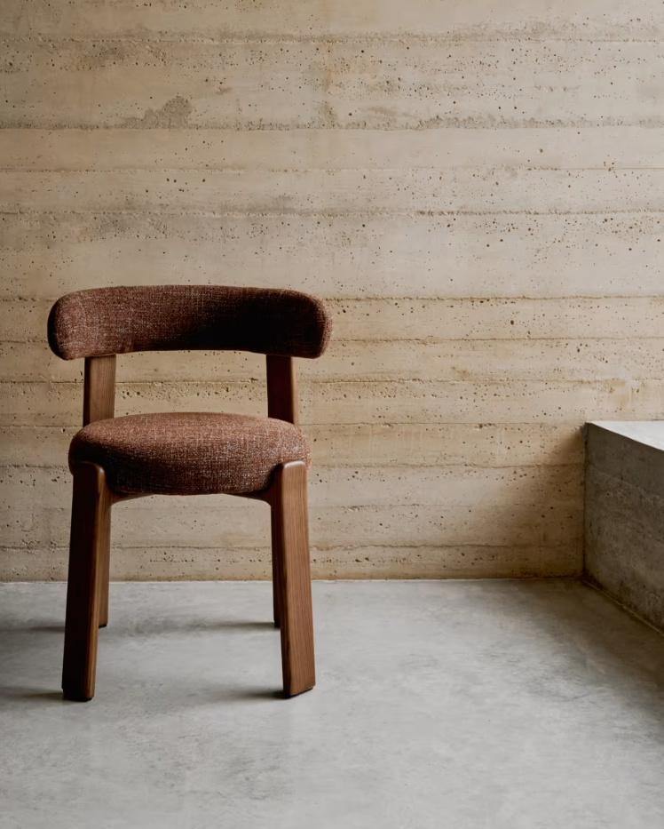 Granite brown chair from a dark wooden base