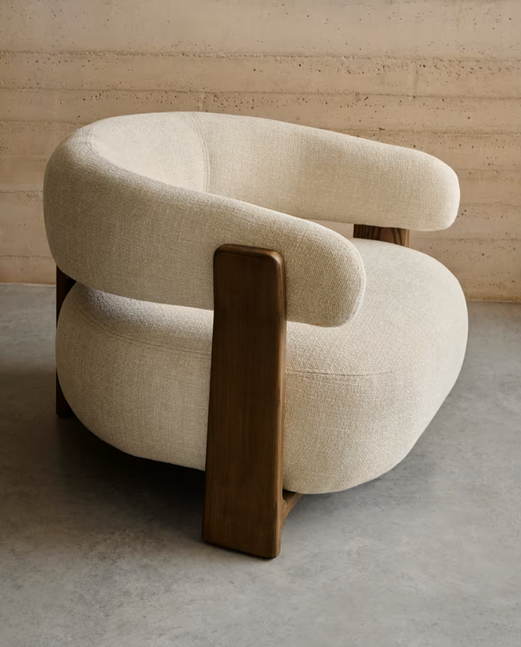 Beige granite armchair szenil with a dark wooden base