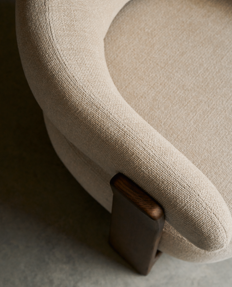 Beige granite armchair szenil with a dark wooden base