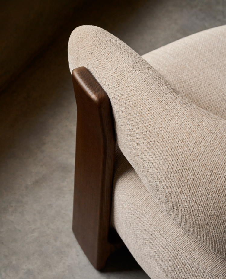 Beige granite armchair szenil with a dark wooden base