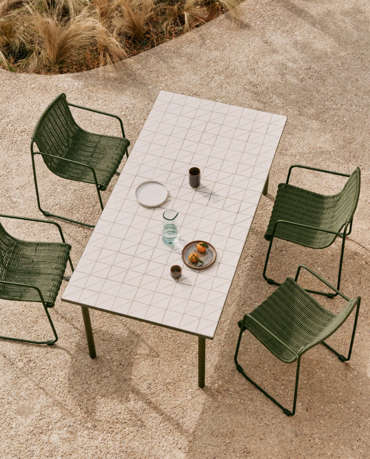 Maurin écru outer table with a green steel base