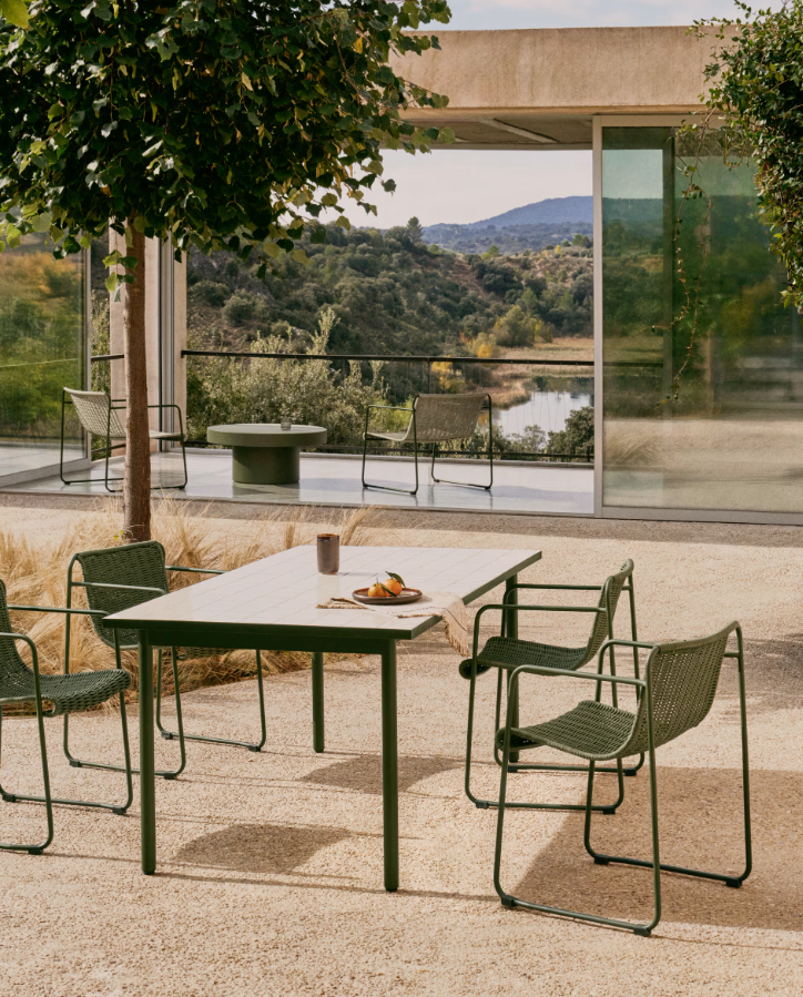 Maurin écru outer table with a green steel base