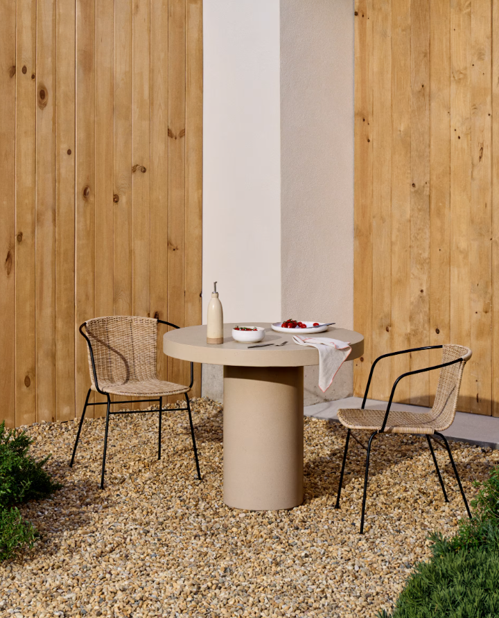 Aigablava garden table beige cement