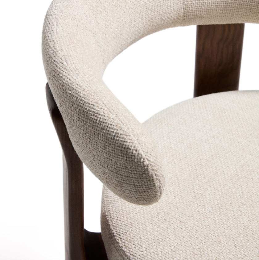 GRANITE beiger Chenille-Hocker mit dunklem Eschenholzgestell
