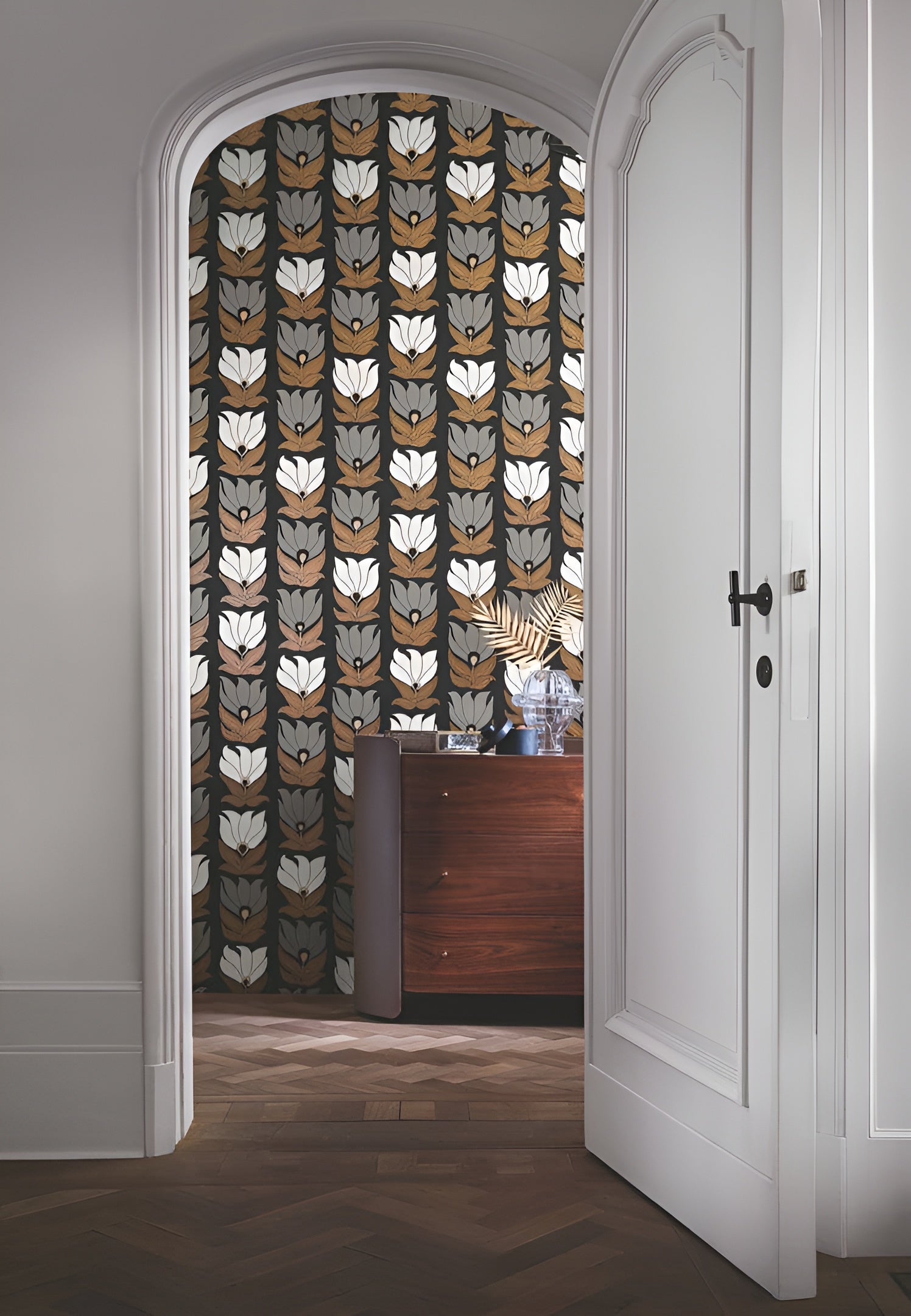 Wallpaper with a floral plant motif DAUPHINE - WHITE/GOLD white with gold