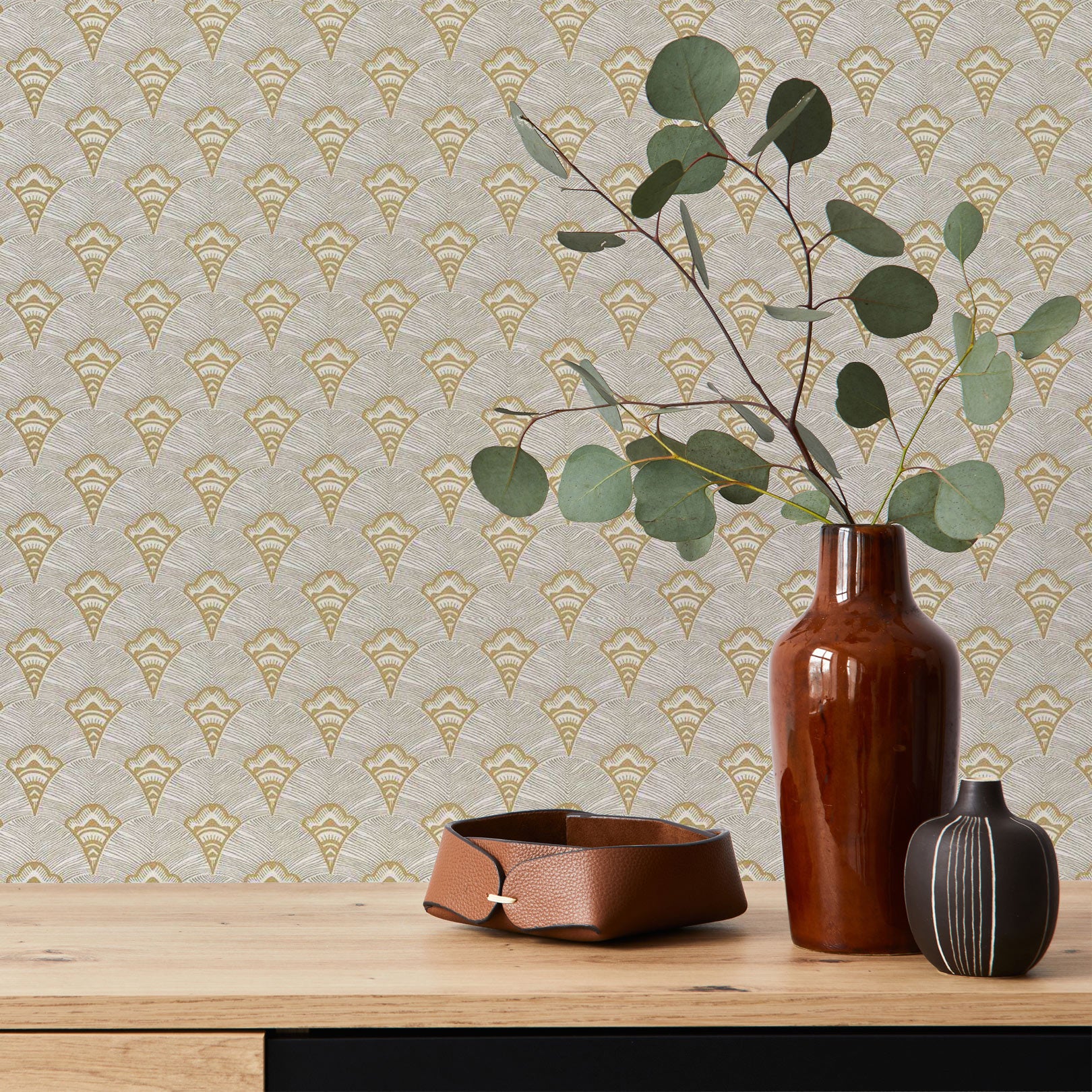 Structural wallpaper with an abstract fan pattern ADENIUM - SABLE sandy with gold