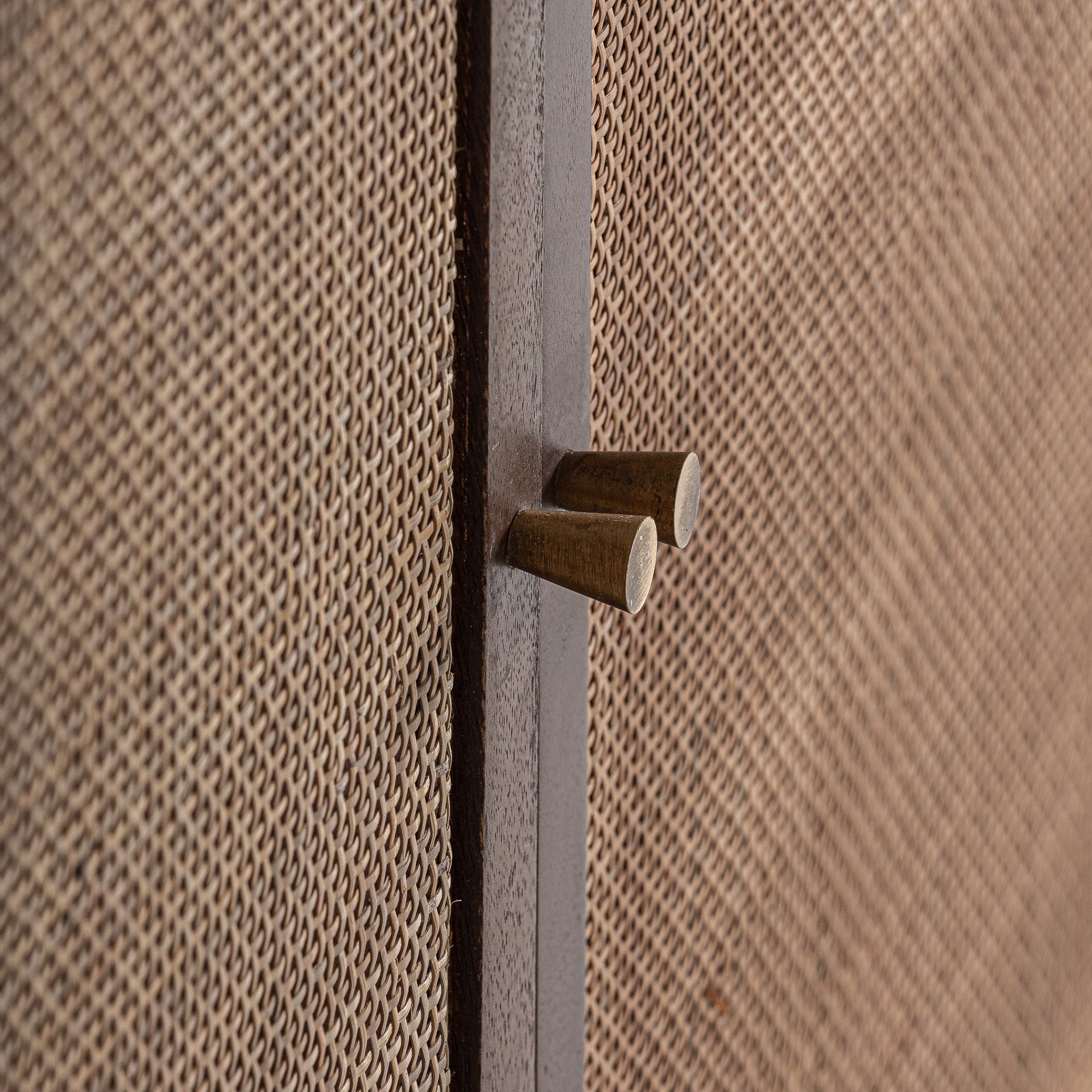 Runde Kommode GONDORF aus Mangoholz