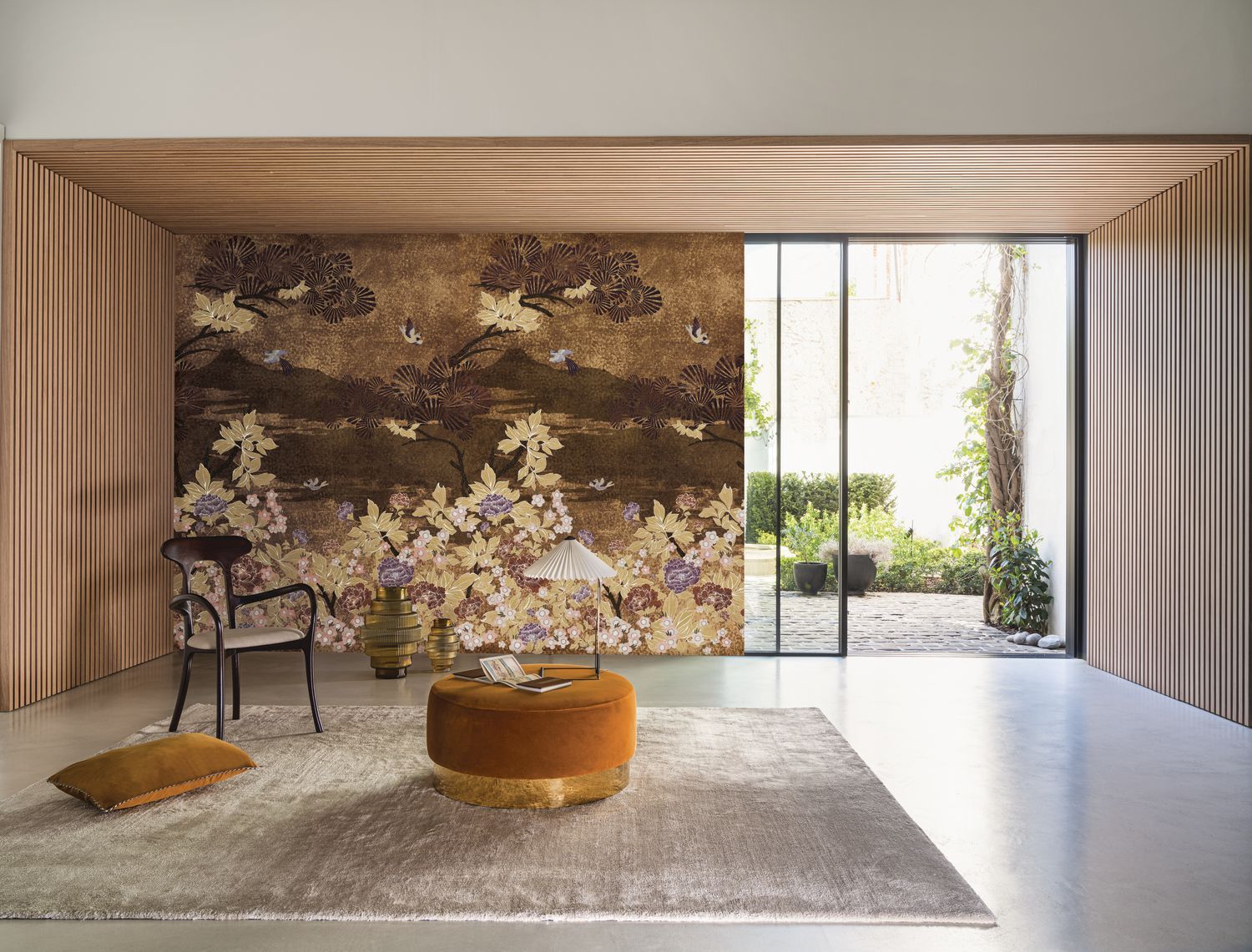 Wandtapete mit pflanzlichem Motiv von KANSAI - CUIVRE/DORÉ braun mit Gold