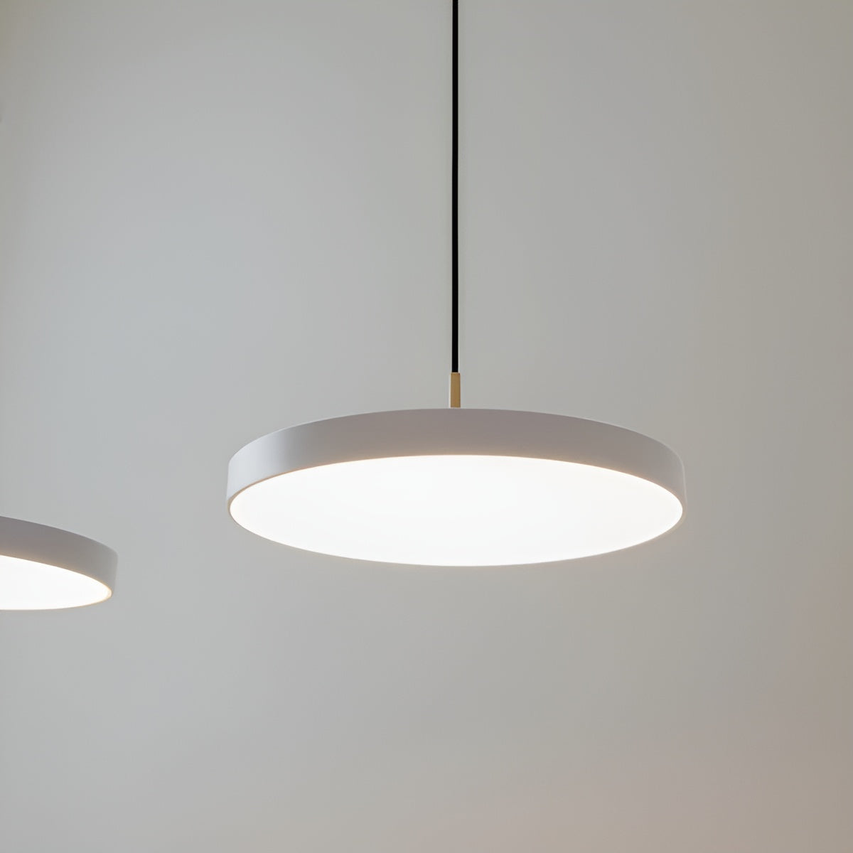 Pendelleuchte ASTERIA PLUS hellgrau mit goldener Einlage