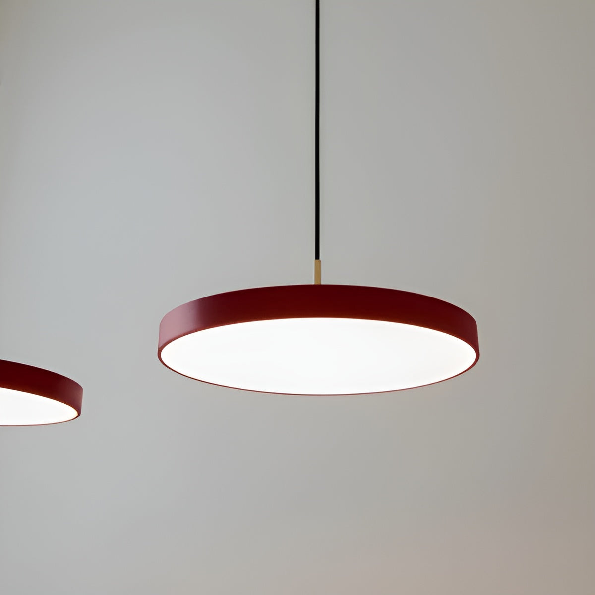 Pendelleuchte ASTERIA PLUS bordeaux mit goldener Einlage