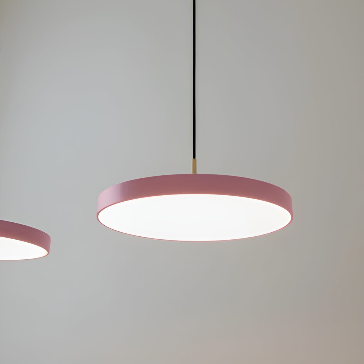 Pendelleuchte ASTERIA PLUS in zartrosa mit goldener Einlage