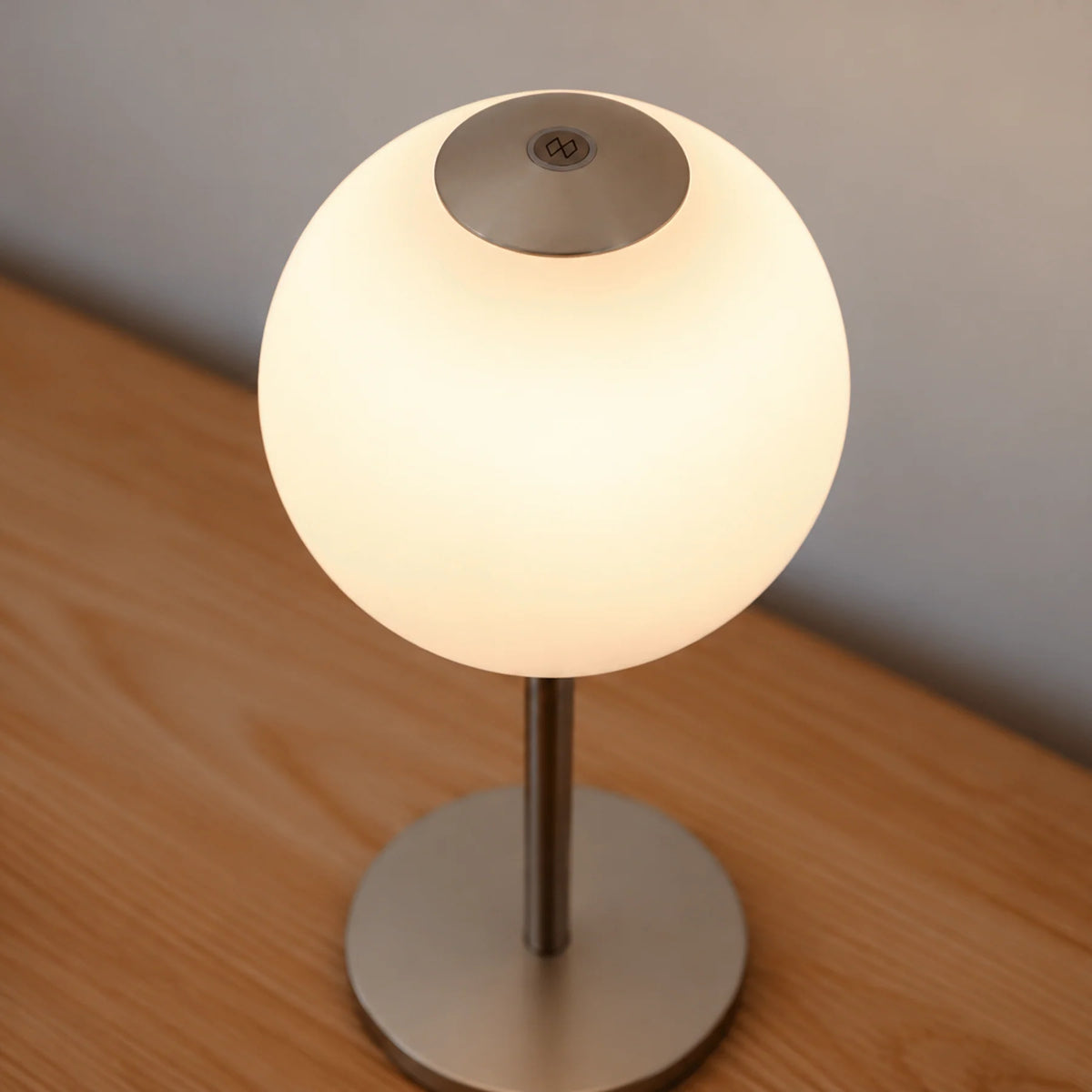 Tragbare Lampe AUDREY MOVE in Weiß mit silberner Einlage