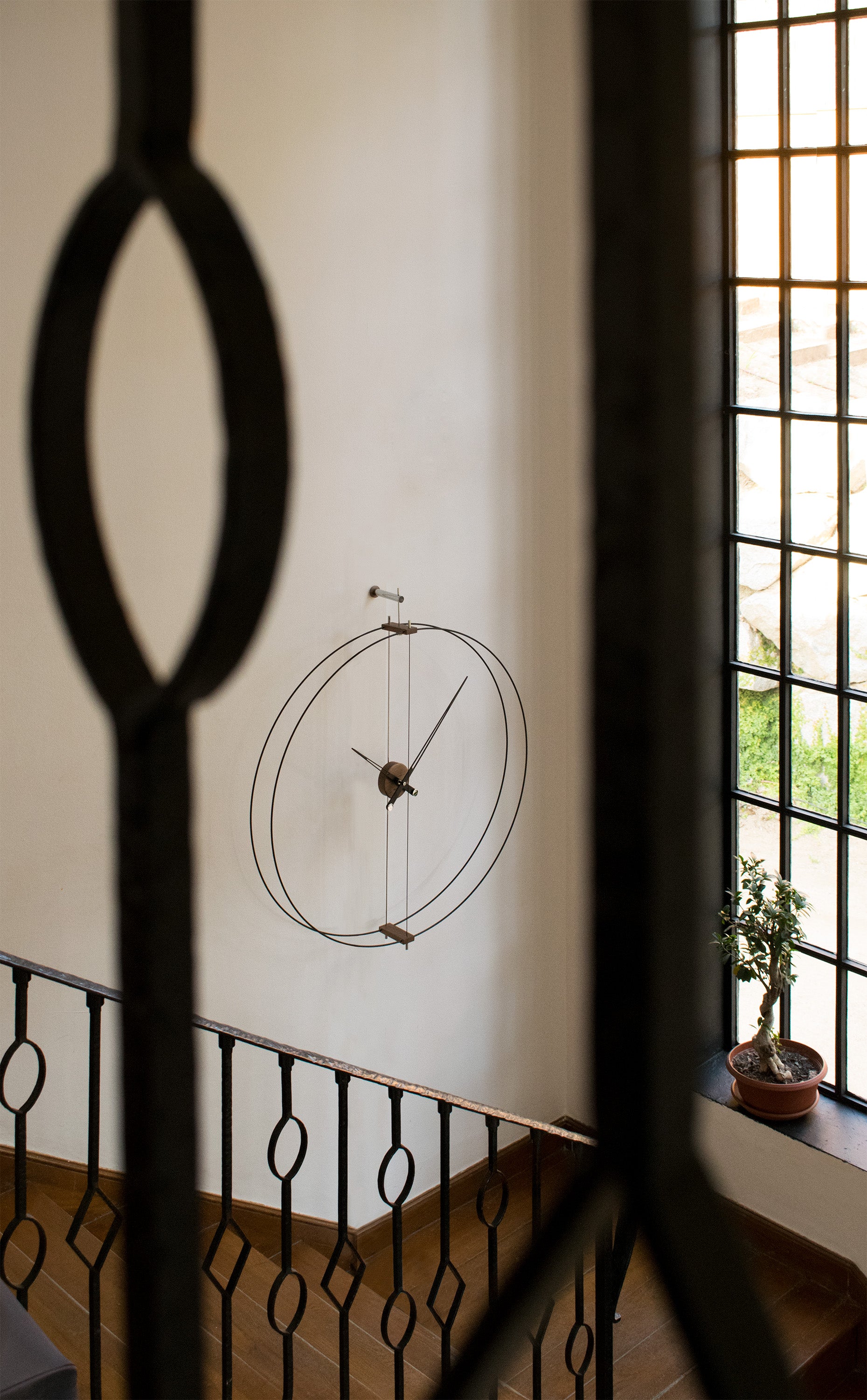 Wanduhr BARCELONA Nussbaum mit Schwarz und Silber