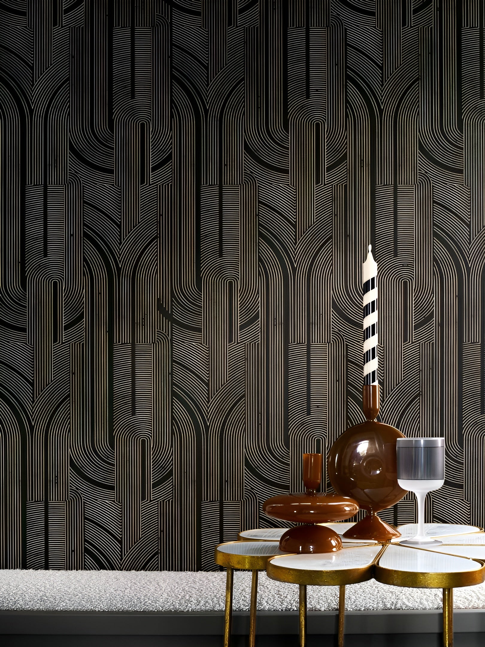 Metallic wallpaper with a geometric striped pattern PORTE DORÉE - WHITE/GOLD white with gold