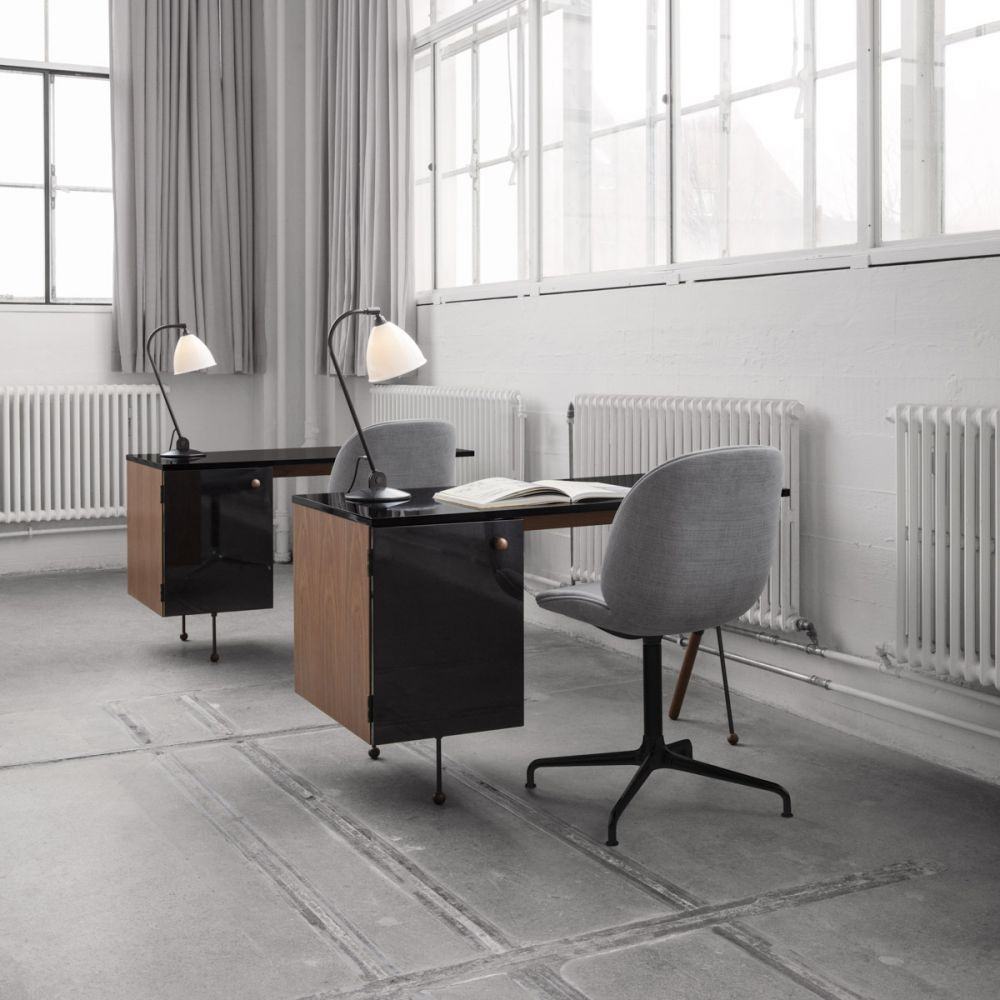 Drehstuhl BEETLE gepolstert mit schwarzem Fuß