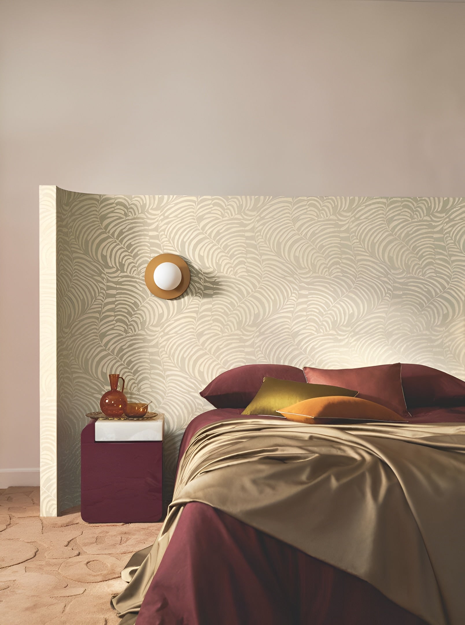 Non-woven wallpaper with a plant motif NOBILE - IVORY/GOLD ivory with gold