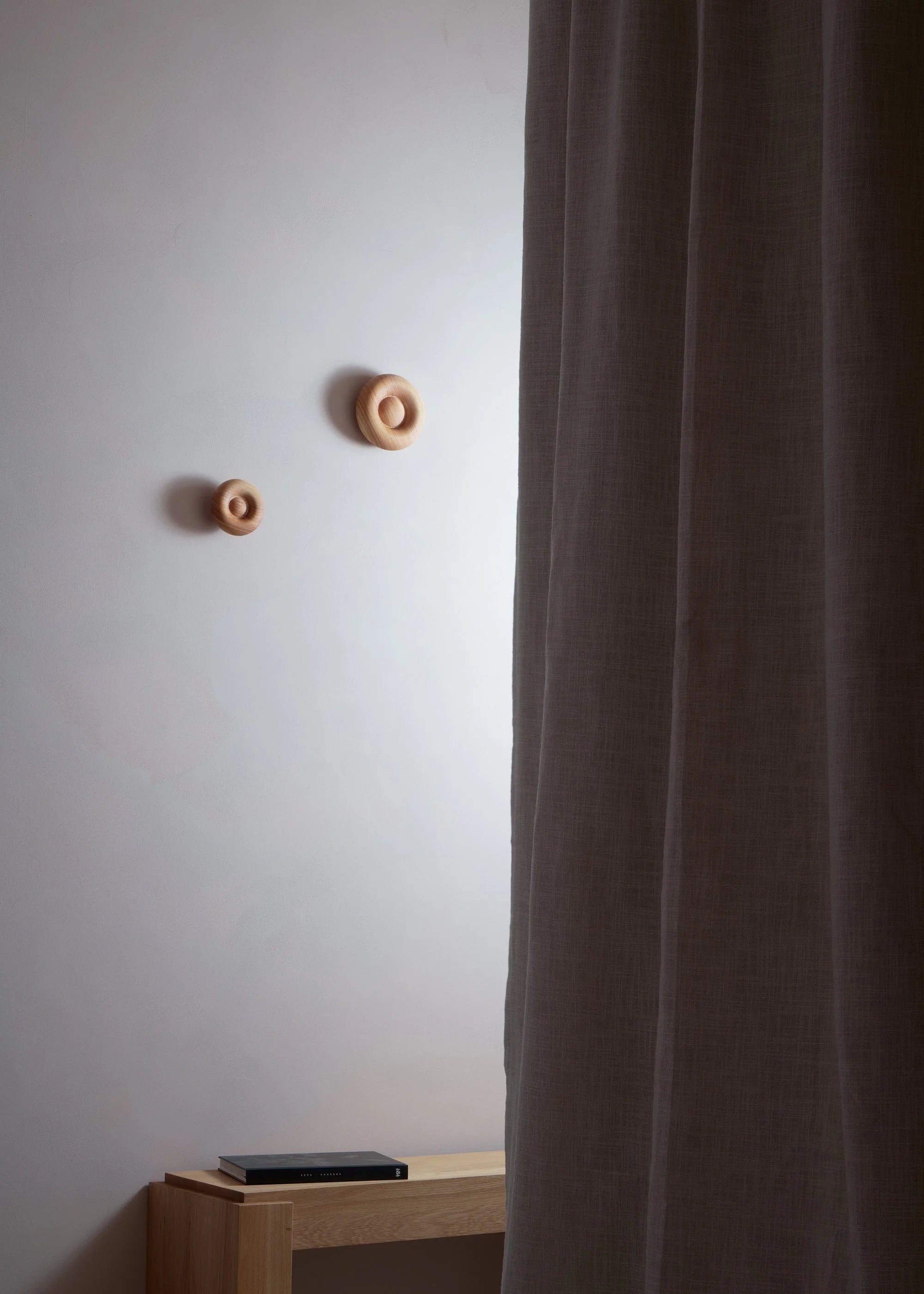 Wandgarderobe BLOP aus Eichenholz
