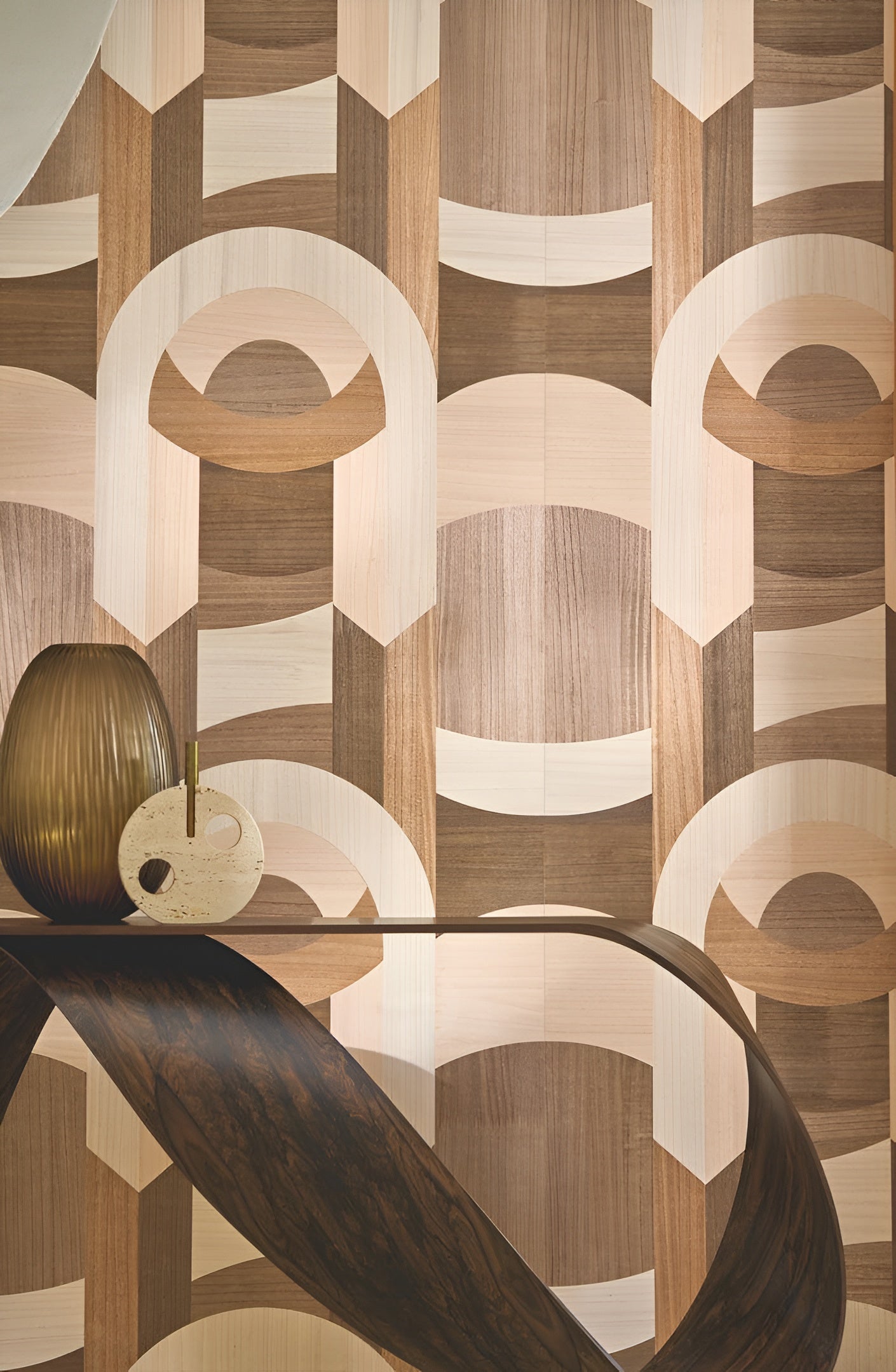 Tapete mit geometrischem Art Deco-Muster TRAVERSÉE - EICHE IVORY helles Eichenholz