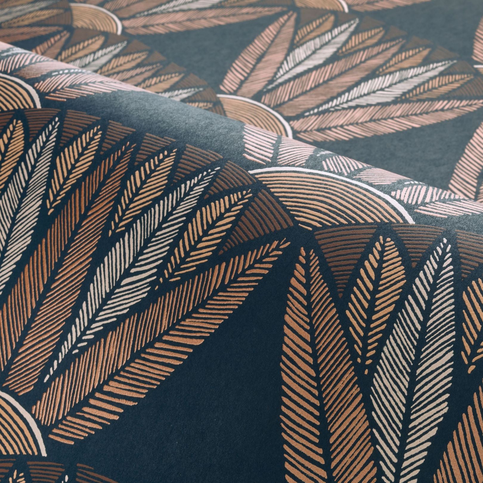 Tapete mit Pflanzenmotiv der Lotusblumen CASTALIA - MARINE/TERRACOTTA blau mit Terrakotta