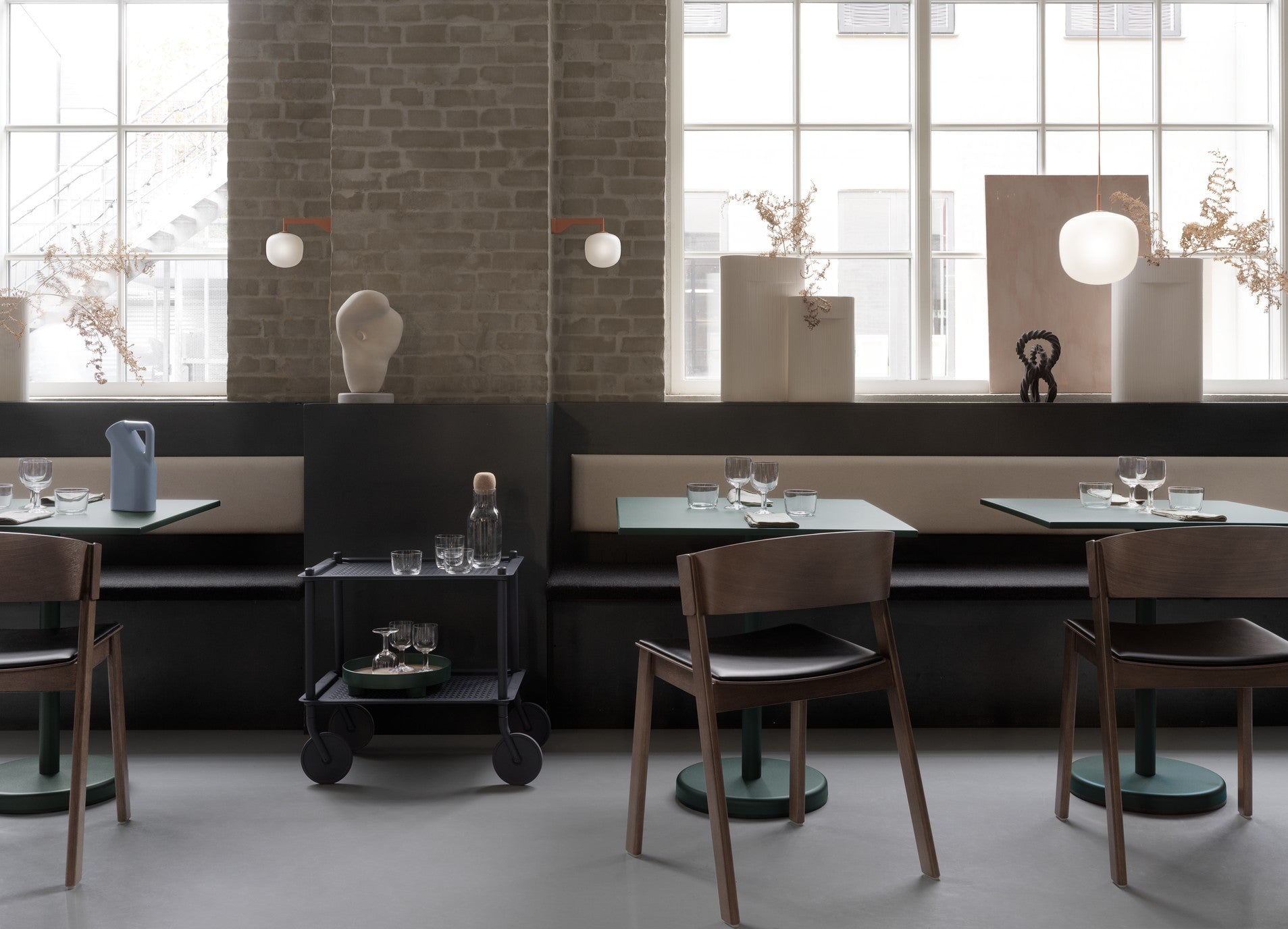 Barhocker-Tisch LINEAR aus blauer Stahl für den Außenbereich
