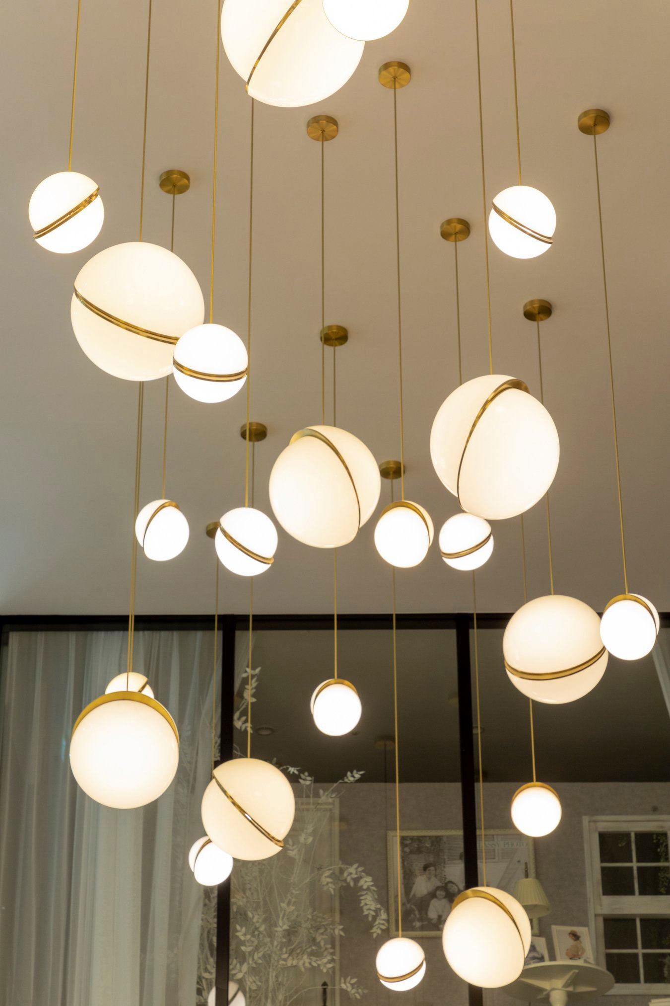 Lampa wisząca CRESCENT opalowy klosz z czernionym mosiądzem